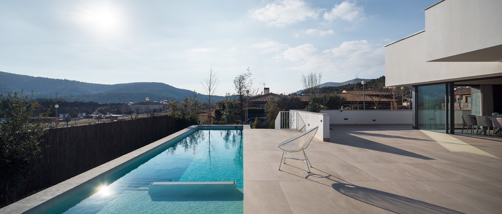 Vivienda de Avi Arquitectura Viñas integrada en el paisaje del Garraf, con la luz del atardecer