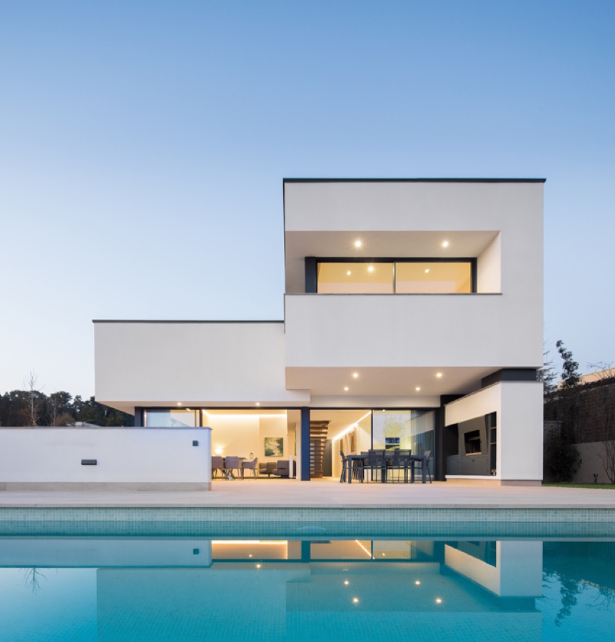 Vivienda Blanca en Begues: volúmenes de vidrio y pizarra negra
